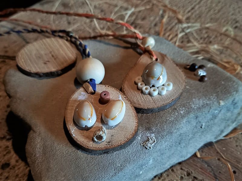 Holzanhänger in Steinzeit-Technik.