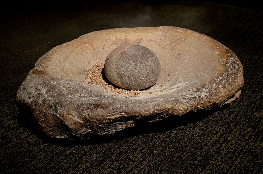 Auf Handmühlen werden die Getreidekörner gemahlen.